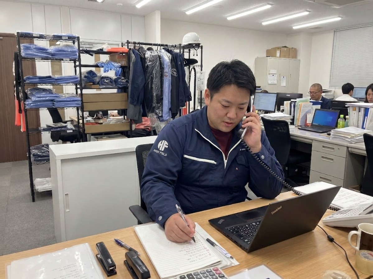 警備スタッフが対応力を示す様子